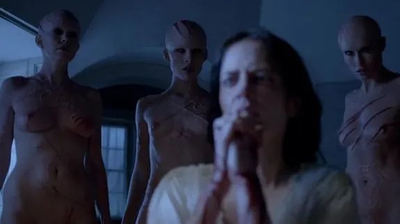 Vanessa Ives (Eva Green) bekommt ungebetenen - und halluzinierten - Besuch. &copy; Showtime