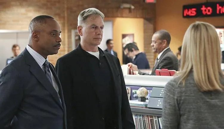 Vance (Rocky Carroll) und Gibbs (Mark Harmon) in %26bdquo;Troll%26ldquo; &copy; CBS