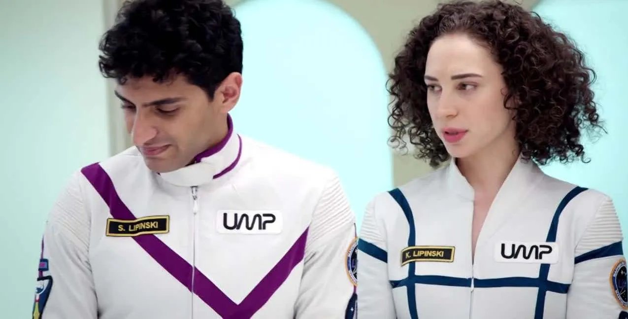 Stewart Lipinski (Karan Soni) und seine Schwester Karen (Bess Rous) &copy; Yahoo! Screen