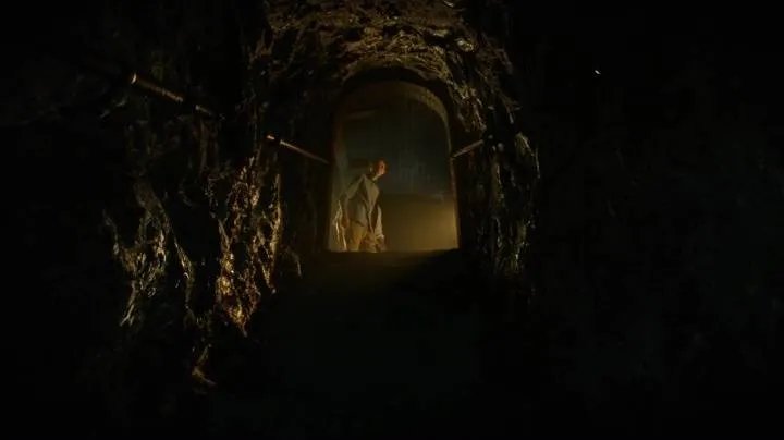 David Mazouz blickt als Bruce Wayne endlich in die berühmte Batcave hinab. &copy; Fox