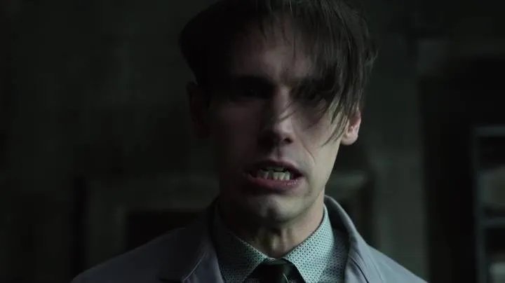 Cory Michael Smith scheint sich nun ganz von Edward Nygma zum Riddler entwickelt zu haben. &copy; Fox