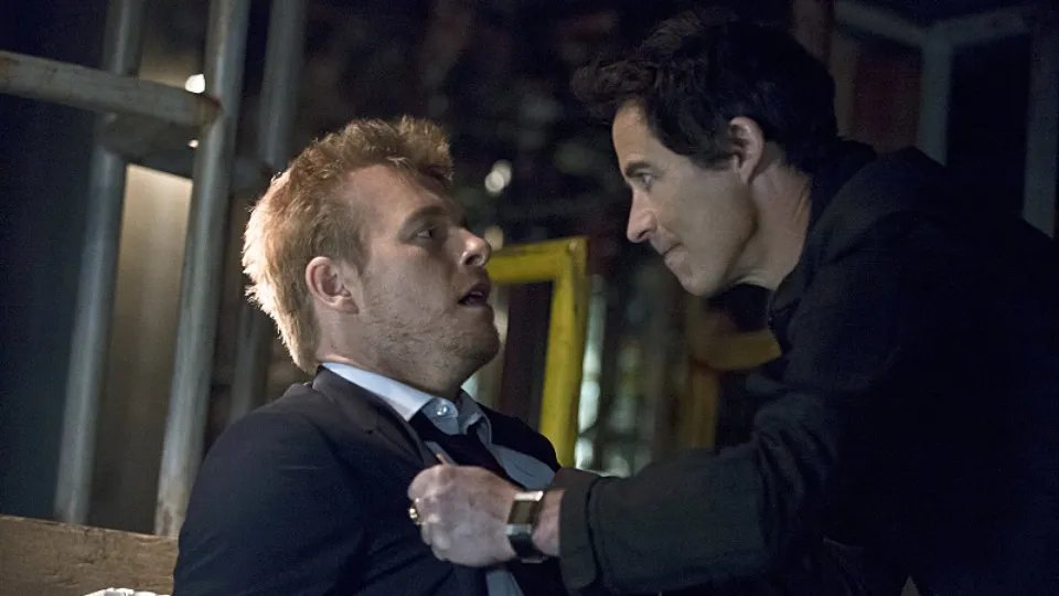 Eddie (Rick Cosnett) und Harrison Wells aka Eobard Thawne (Tom Cavanagh) in %26bdquo;Grodd Lives%26ldquo;. &copy; The CW