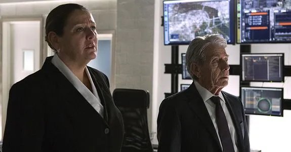 Control (Camryn Manheim) fällt auf eine elaborierte Falle von Greer (John Nolan) herein. &copy; CBS