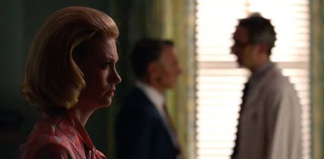 Betty (January Jones) bekommt eine niederschmetternde Diagnose - und findet sich schnell damit ab. &copy; AMC