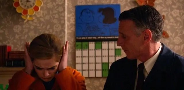 Sally (Kiernan Shipka) hört die schlechten Nachrichten - und flüchtet sich nur am Anfang in kindisches Verhalten. &copy; AMC