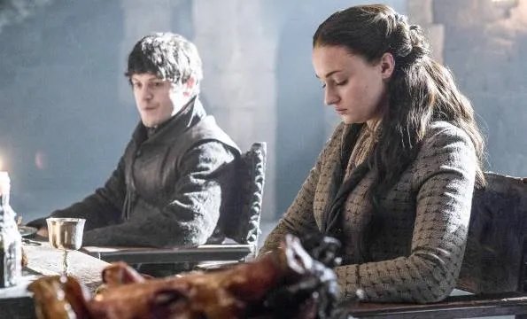 Ramsay Bolton (Iwan Rheon) und Sansa Stark (Sophie Turner) in %26bdquo;Kill the Boy%26ldquo;. © HBO