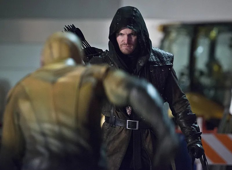 Arrow (Stephen Amell) versus Reverse-Flash (Tom Cavanagh) in %26bdquo;Rogue Air%26ldquo;. &copy; The CW