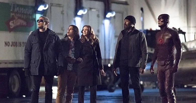 Team Flash gemeinsam mit Captain Cold (Wentworth Miller; l.) in %26bdquo;Rogue Air%26ldquo;. &copy; The CW