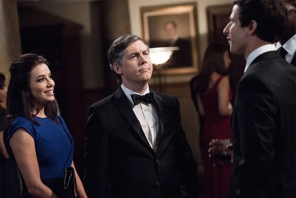 Abschied von Sophia (Eva Longoria); als Trostpflaster mit Chris Parnell als ihr Boss. &copy; FOX