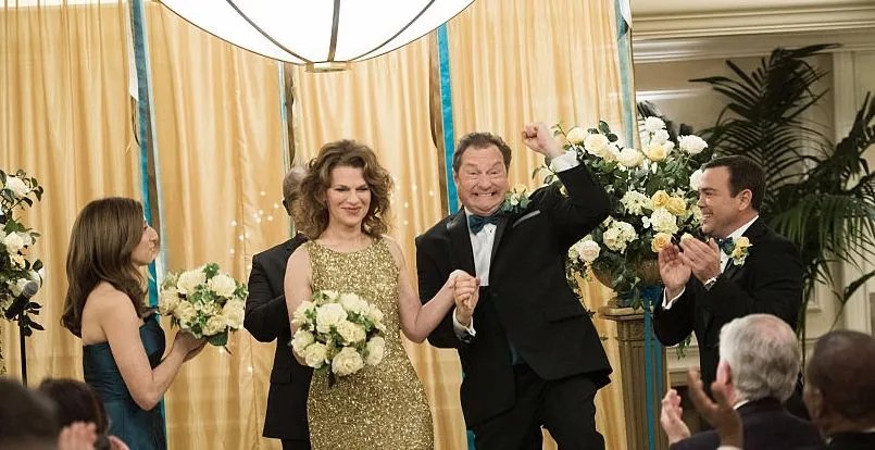 Die Hochzeitsglocken läuten für Ginas Mutter Darlene (Sandra Bernhard) und Boyles Vater Lynn (Stephen Root) &copy; FOX