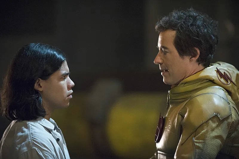 Cisco (Carlos Valdes) und Harrison Wells aka Eobard Thawne (Tom Cavanagh) in %26bdquo;Fast Enough%26ldquo;. &copy; The CW