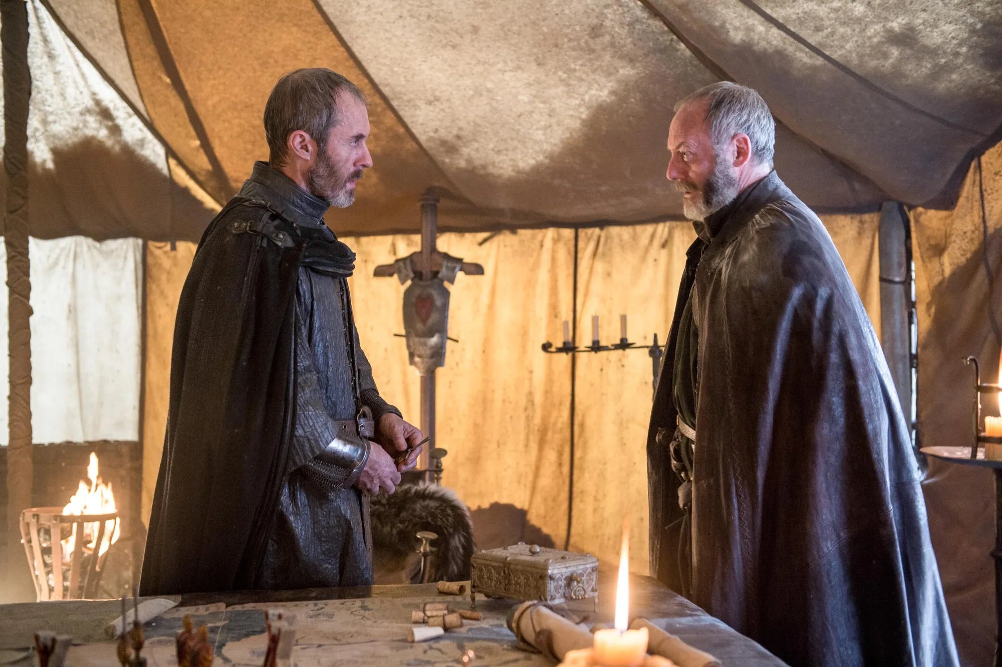 Stephen Dillane und Liam Cunningham als Stannis Baratheon und Ser Davos Seaworth in %26bdquo;The Gift%26ldquo; &copy; HBO