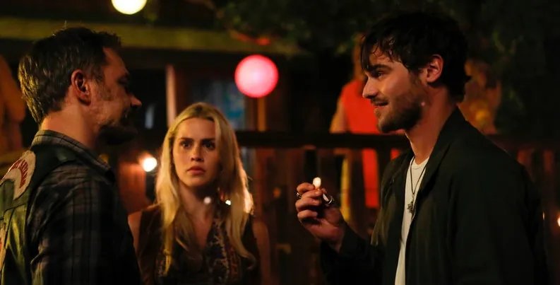 Die Detectives Tully (Claire Holt) und Shafe (Grey Damon) undercover &copy; NBC
