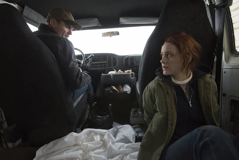 Doug Stamper (Michael Kelly) kennt keine Gnade gegenüber Rachel (Rachel Brosnahan). &copy; Netflix