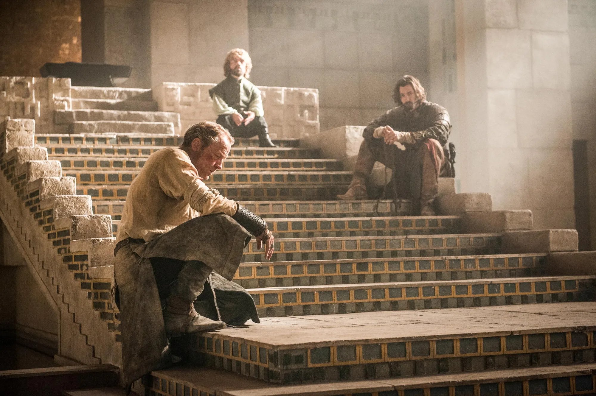 Jorah (Iain Glen); Tyrion (Peter Dinklage) und Daario (Michiel Huisman) in %26bdquo;Mother%26#039;s Mercy%26ldquo;. &copy; HBO
