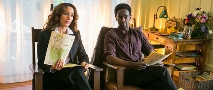 Dr. Taylor (Jennifer Beals) mit Dr. Zedan Badawi (Edi Gathegi) auf Ermittlungstour &copy; TNT