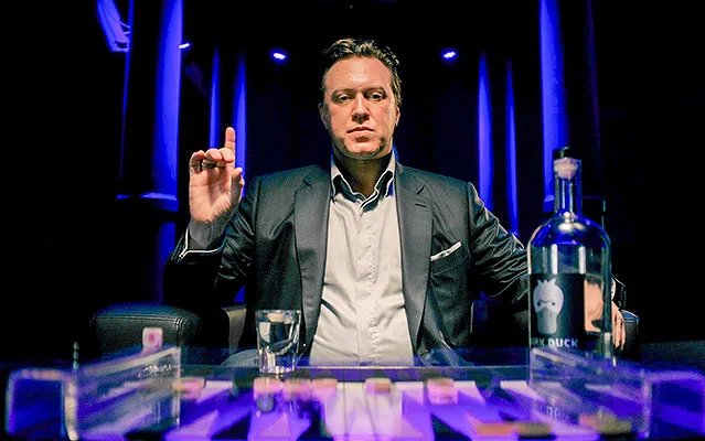 Zeno Rauchensteiner (Nicholas Ofczarek) verspielt bei dem allnächtlichen Backgammon-Spiel des Kommanders nicht nur sein Geld. &copy; ORF
