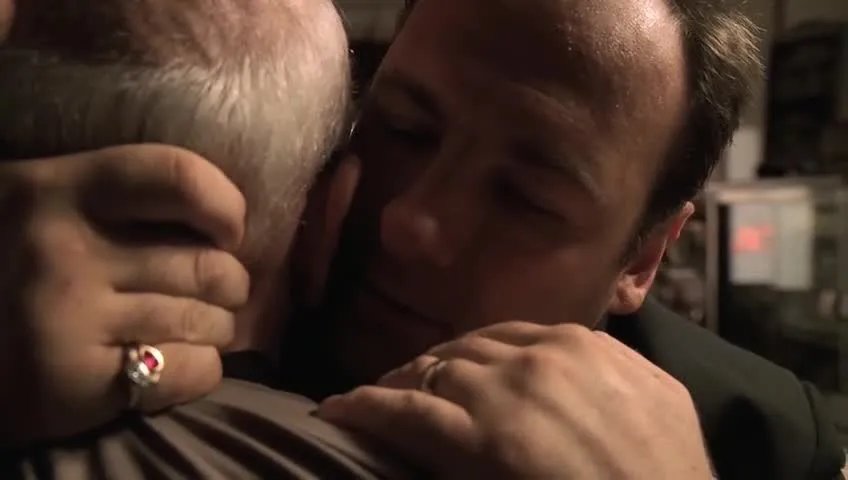 Tony (James Gandolfini; r.) schließt Frieden mit Junior (Dominic Chianese). © HBO