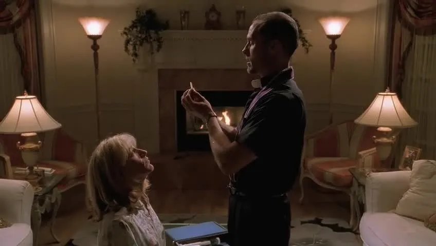 Carmela (Edie Falco) erhält die Kommunion von Pastor Phil (Paul Schulze). © HBO