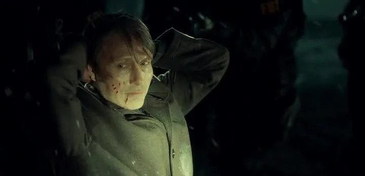 Hannibal (Mads Mikkelsen) ist bereit; sich zu ergeben; um in Wills Nähe zu bleiben. &copy; NBC