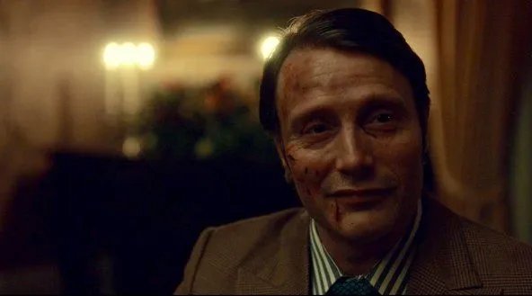 Hannibal (Mads Mikkelsen) kann sich über die sonderbarsten Dinge freuen. &copy; NBC