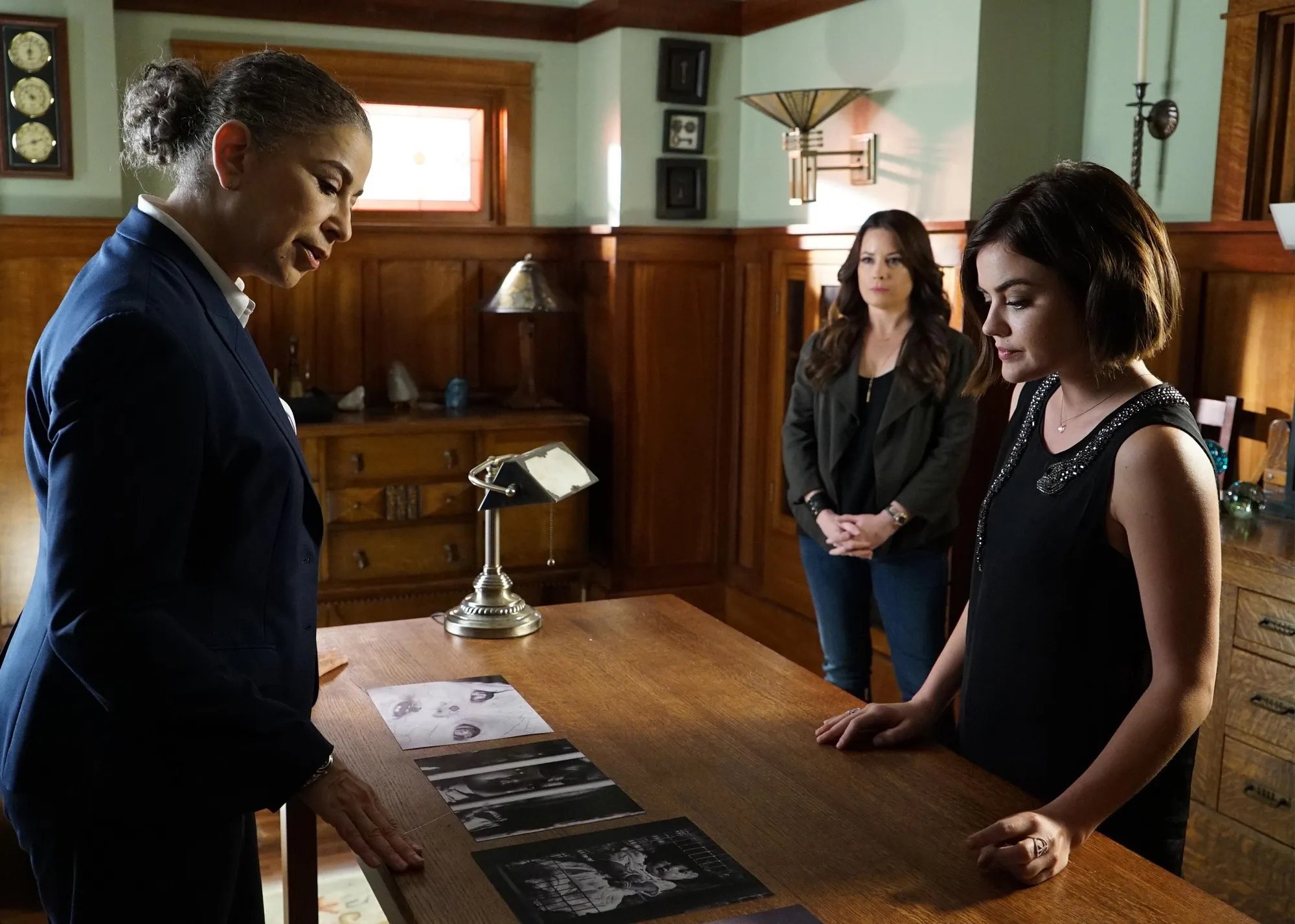 Aria und ihre Mutter beim Verhör in %26bdquo;Pretty Little Liars%26ldquo; © ABC Family / Foto: Eric McCandless