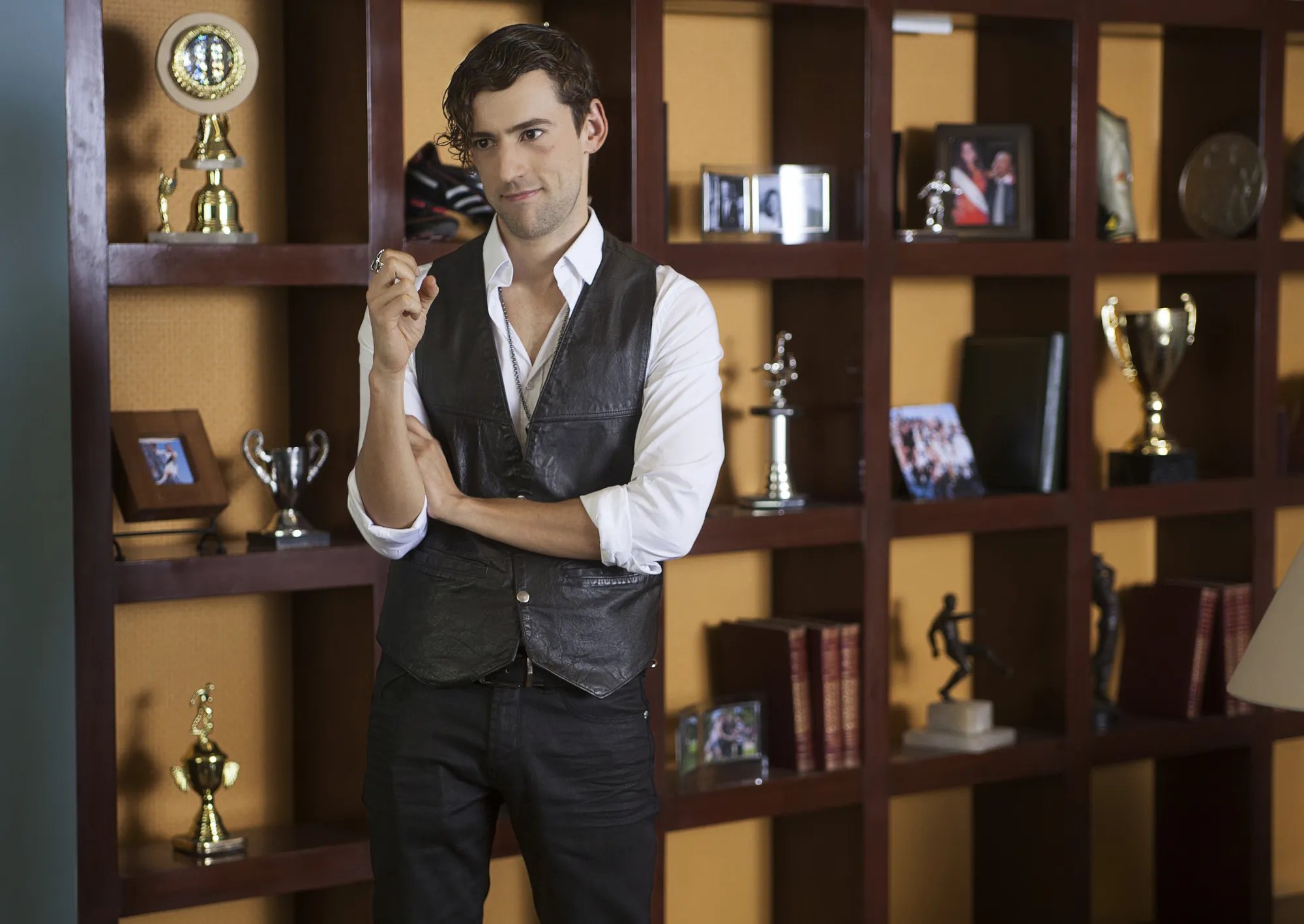 Luis Gerardo Méndez in %26bdquo;Club de Cuervos%26ldquo; &copy; Netflix