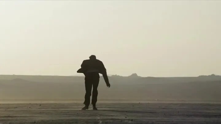 Frank (Vince Vaughn) stirbt in der Wüste. &copy; HBO