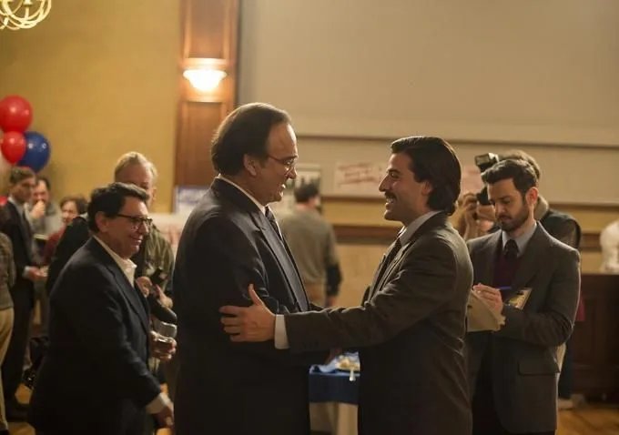 Am Ende gratuliert Bürgermeister Martinelli (Jim Belushi; l.) seinem überglücklichen Nachfolger. &copy; HBO