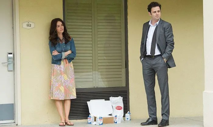 Amantha (Abigail Spencer) und Jon (Luke Kirby) verabschieden sich von Daniel (Aden Young). © Sundance TV