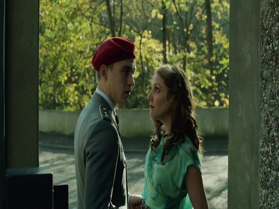 Linda (Nikola Kastner) besucht überraschend Martin (Jonas Nay). © RTL