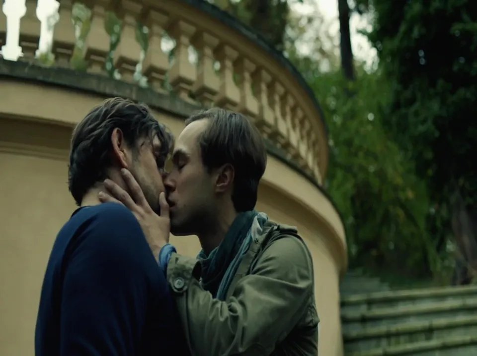 Alex (Ludwig Trepte) und Tischbier (Alexander Beyer) nähern sich an. © RTL