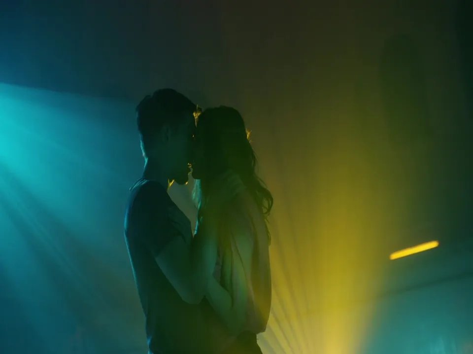 Martin (Jonas Nay) sucht Trost in den Armen Yvonnes (Lisa Tomaschewsky). © RTL