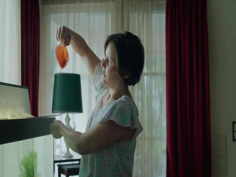 Ursula (Anna von Berg) spielt ein bisschen mit ihren Fischen. &copy; RTL