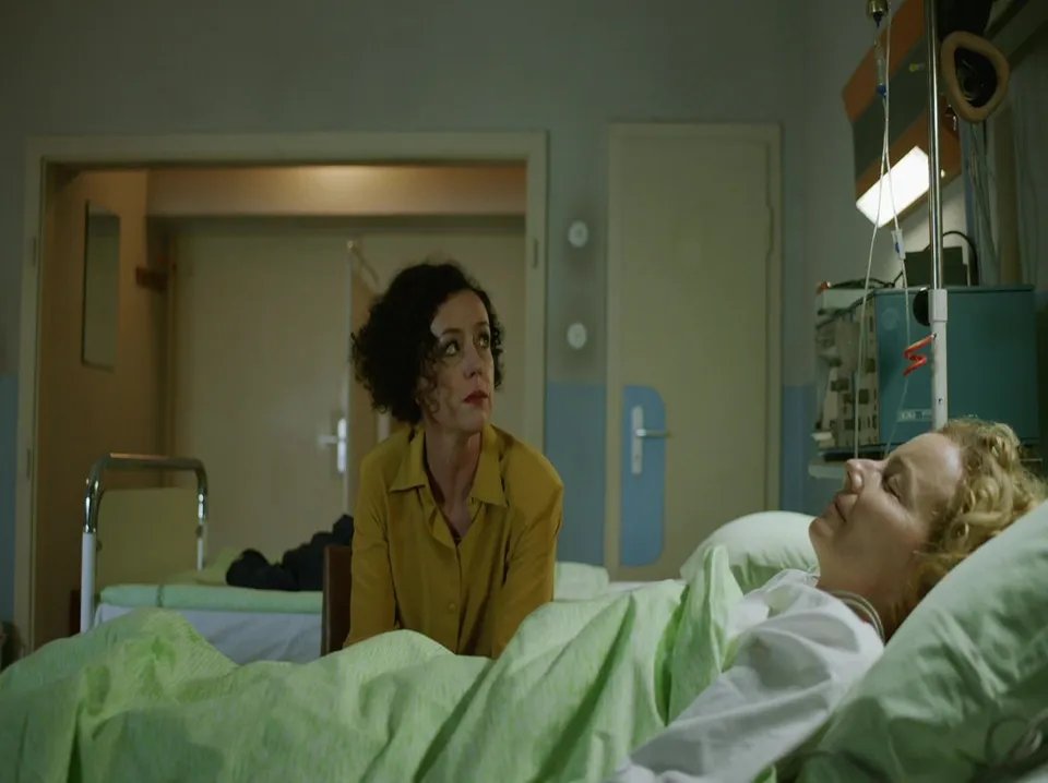 Lenora (Maria Schrader) sorgt sich um die Gesundheit ihrer Schwester Ingrid (Carina N. Wiese). &copy; RTL