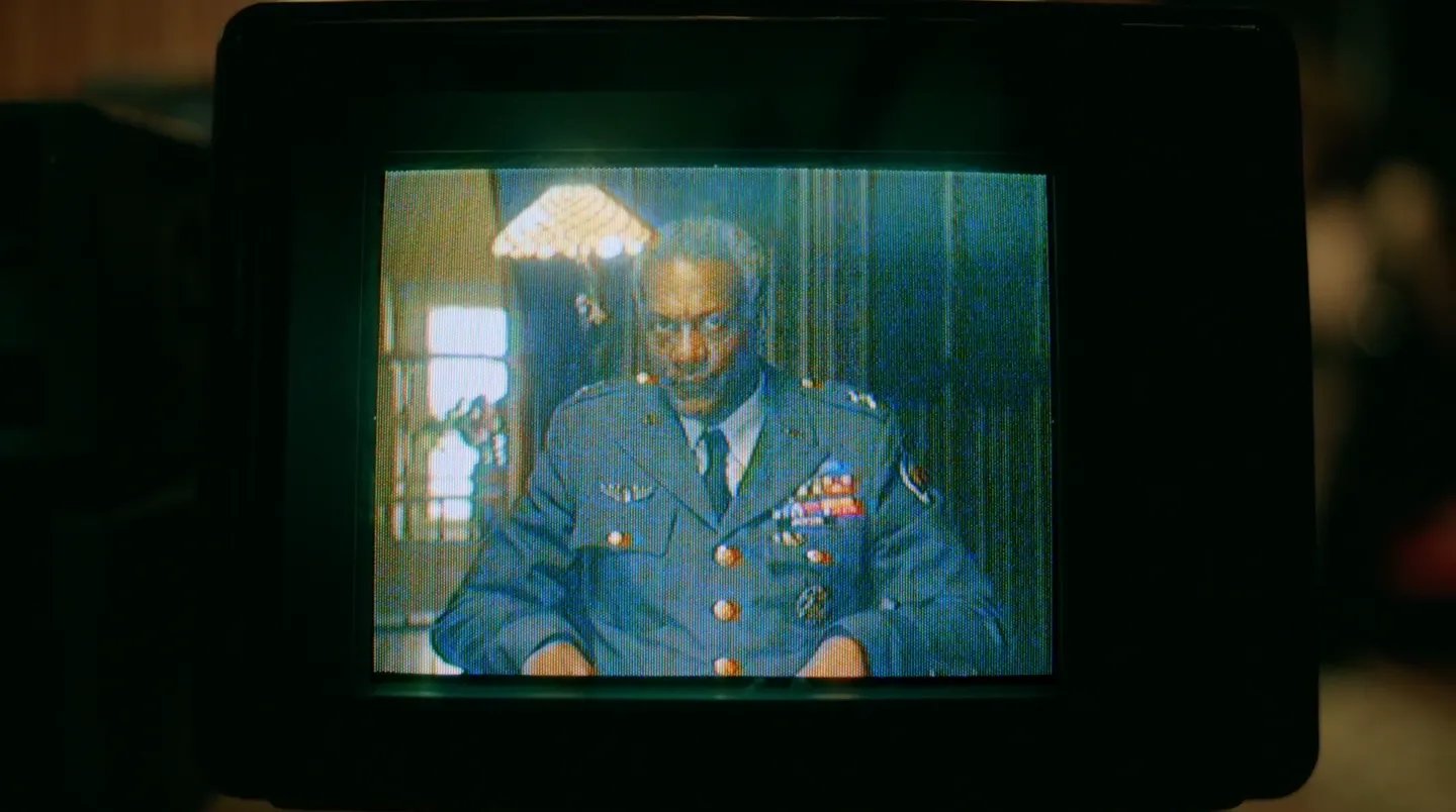 Generalsekretär Jackson (Prince William E. Morris) wird in flagranti im Bordell erwischt. © RTL