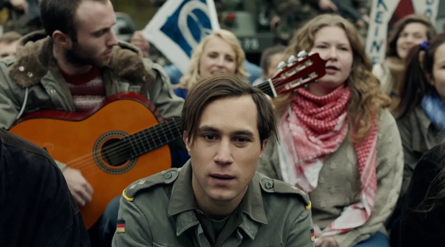 Alex (Ludwig Trepte) nimmt in Uniform an der Friedensdemonstration teil. © RTL