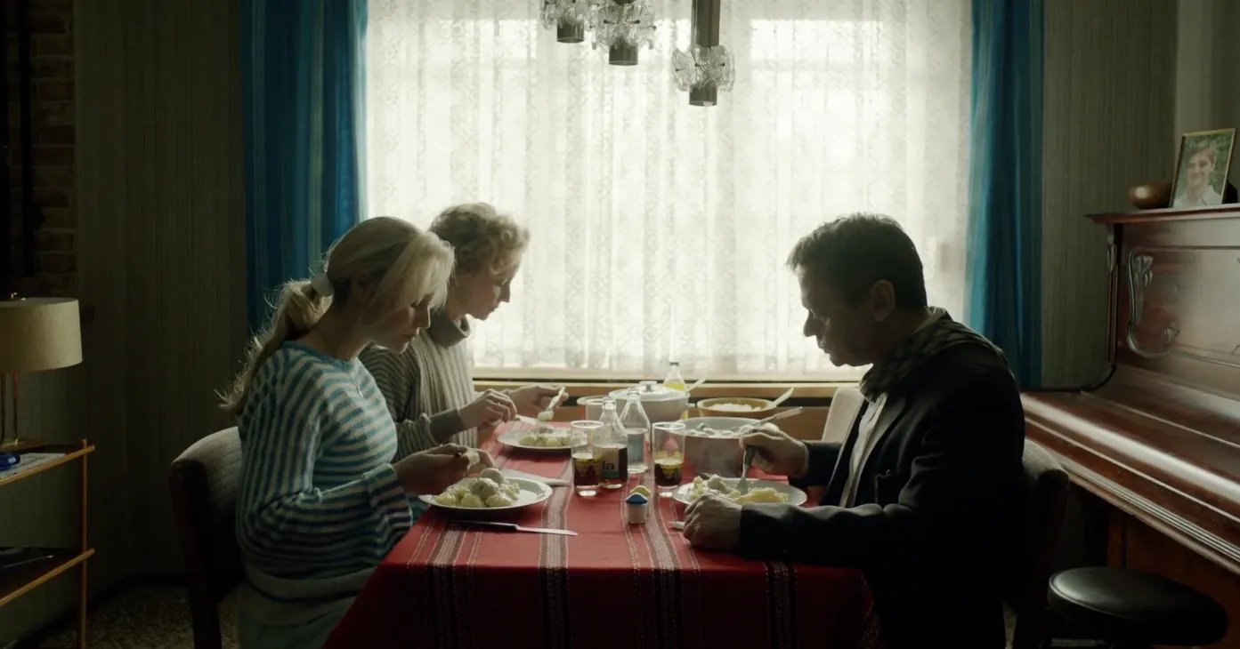 Annett (Sonja Gerhardt); Ingrid (Carina N. Wiese) und Walter (Sylvester Groth) genießen ihr gemeinsames Mittagessen. © RTL