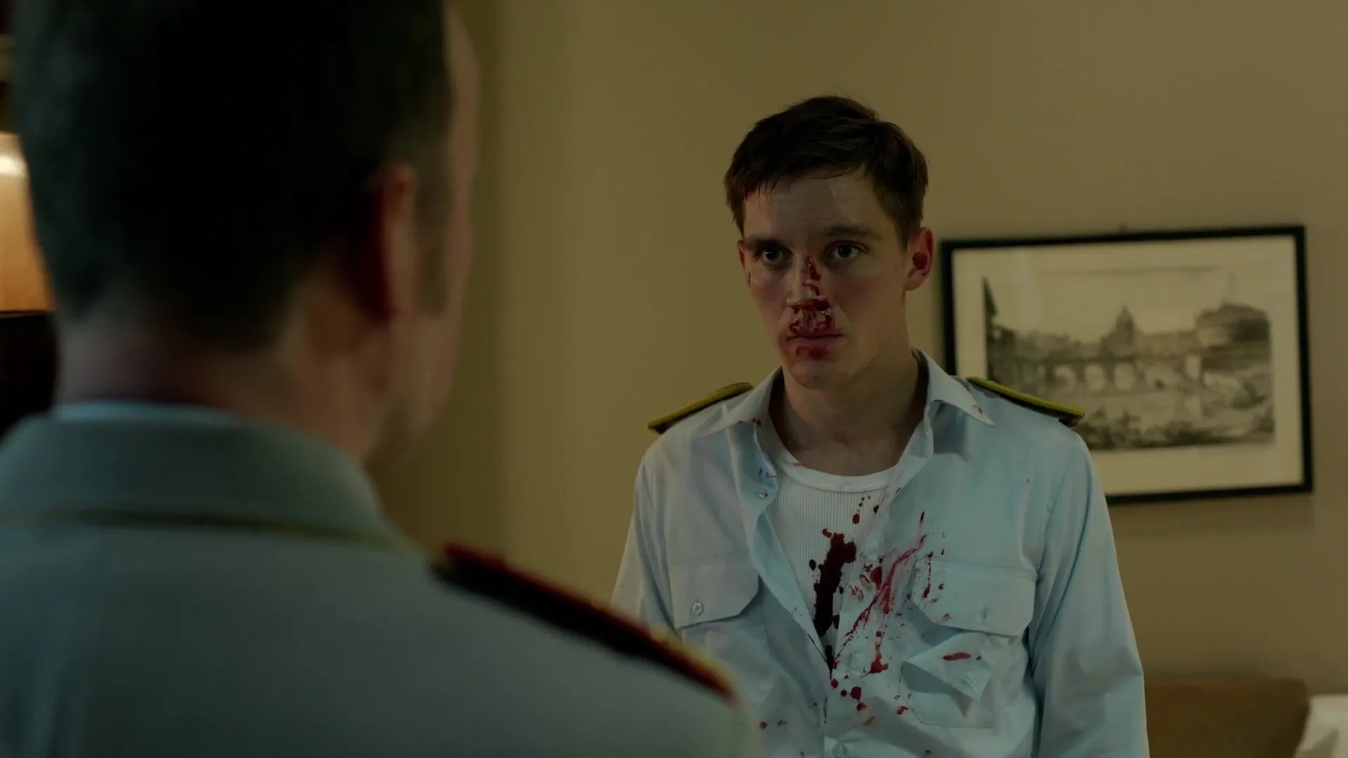 Moritz / Martin (Jonas Nay) erklärt sich vor dem Herrn General Edel (Ulrich Noethen). © RTL