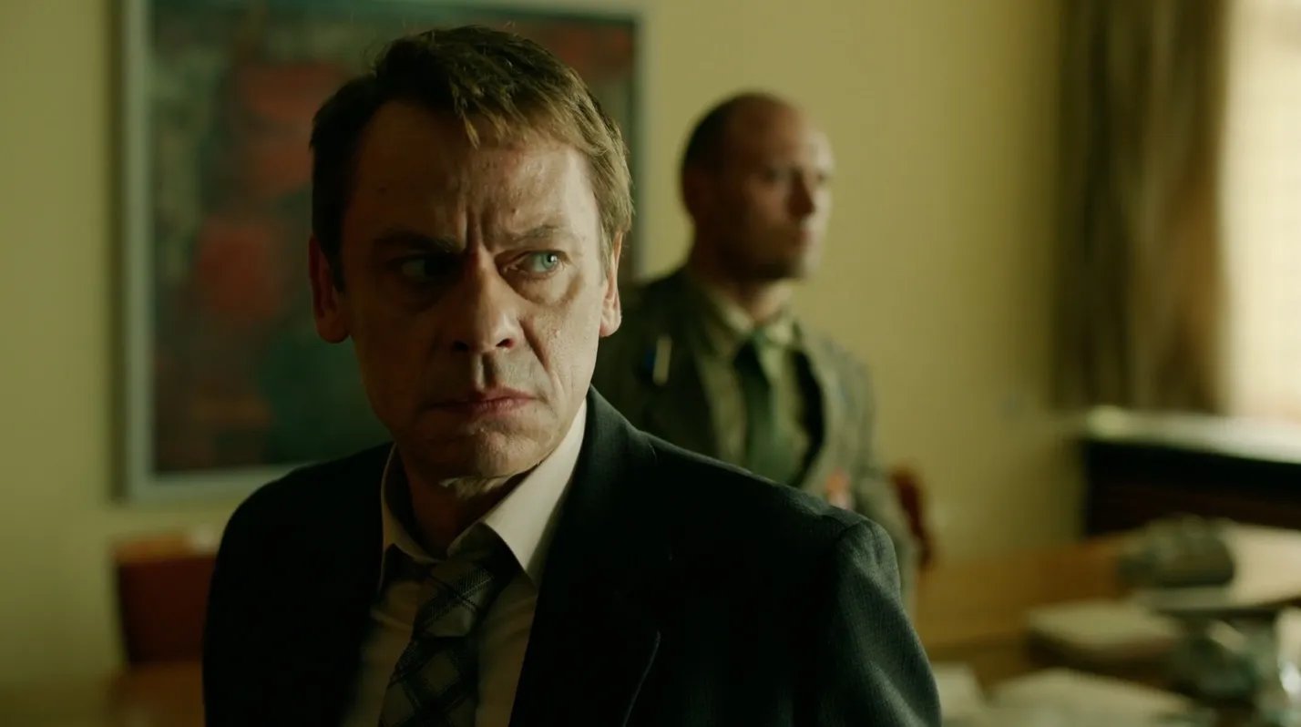 Schweppenstette (Sylvester Groth) wird zum Anakin Skywalker von %26bdquo;Deutschland 83%26ldquo; &copy; RTL