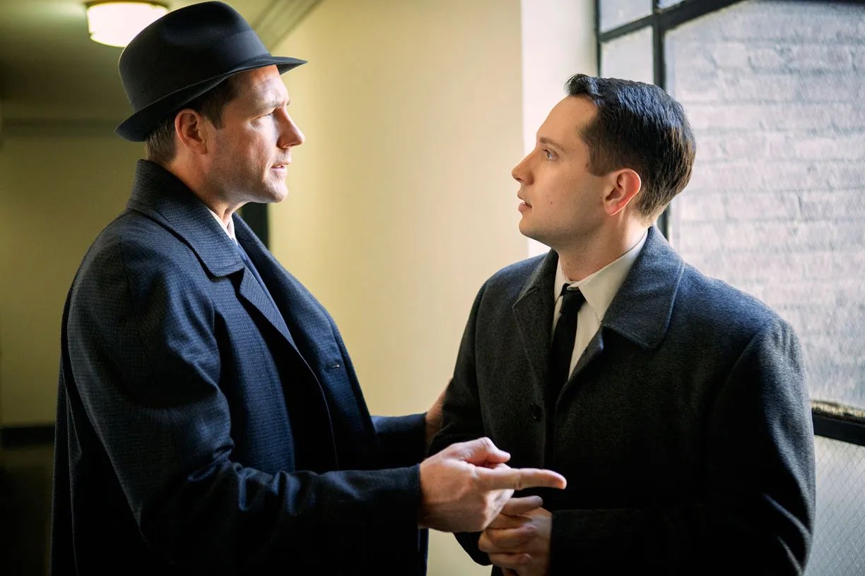 Ed Burns und Gastdarsteller Matt McGorry in %26bdquo;Public Morals%26ldquo;. &copy; TNT