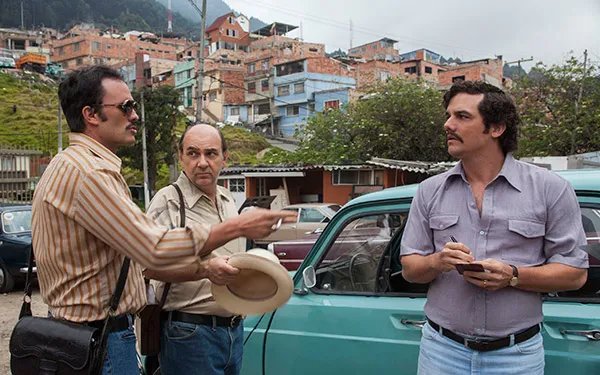 Escobar (Wagner Moura) zusammen mit seinem Cousin und Geschäftspartner Gustavo (Juan Pablo Raba; l.) &copy; Netflix
