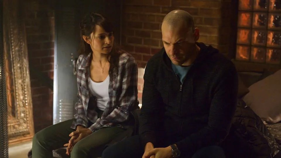 Nora (Mia Maestro) und Eph (Corey Stoll) in %26bdquo;Intruders%26ldquo;. &copy; FX