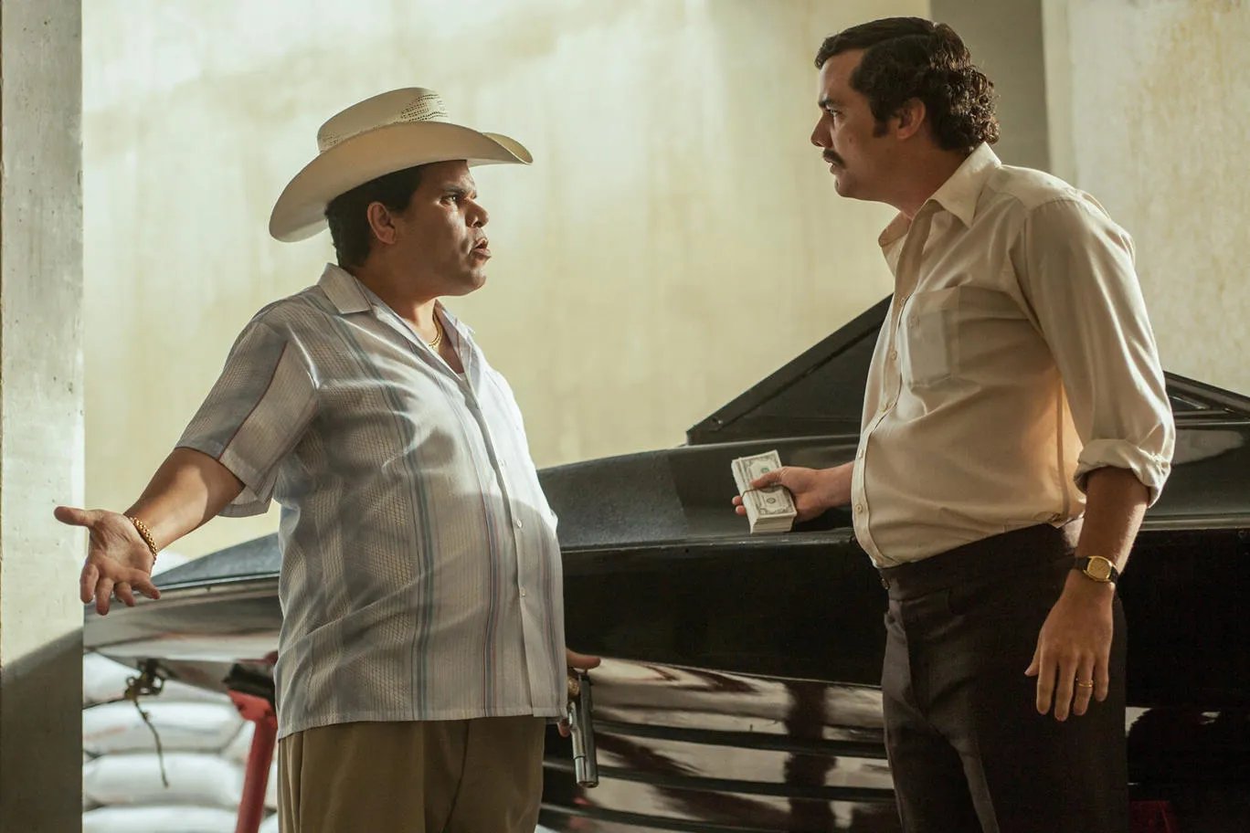 Luis Guzmán und Wagner Moura als Gacha und Pablo Escobar in %26bdquo;Narcos%26ldquo; &copy; Netflix
