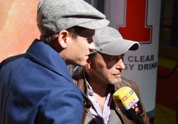 Begehrte Interviewpartner vor dem Screening: Vinzenz Kiefer (l.) und Erdogan Atalay (r.). © Serienjunkies.de / Christian Junklewitz