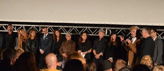 Nach dem Screening versammelten sich Cast und Crew vor der Leinwand. © Serienjunkies.de / Christian Junklewitz