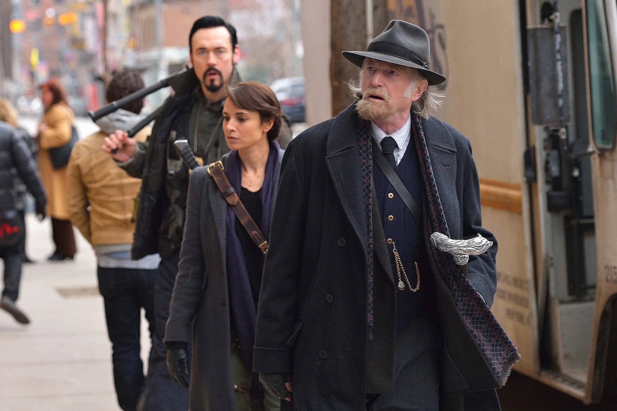 Setrakian (David Bradley; vorne); Nora (Mia Maestro) und Fet (Kevin Durand) auf der Suche nach dem %26bdquo;Lumen%26ldquo;. &copy; FX