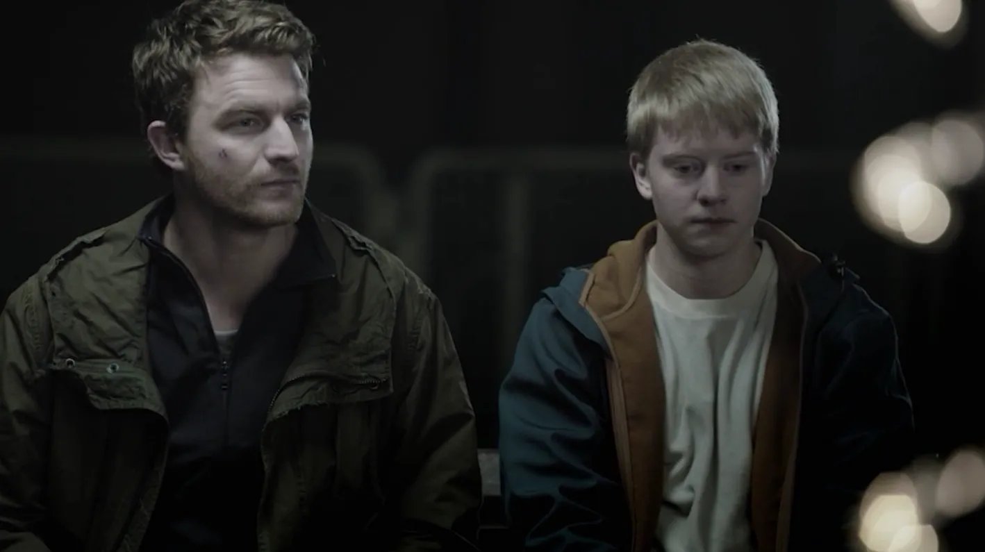 Der Protagonist ohne Gedächtnis (Friedrich Mücke) unterhält sich mit dem stummen Adrian (Jonah Rausch). &copy; TNT Serie