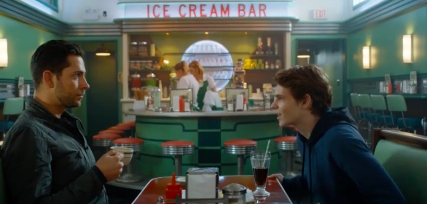 Luke (Zachary Levi) und Tommy (Robbie Kay) treffen sich auf Kaffee und Kuchen. © NBC