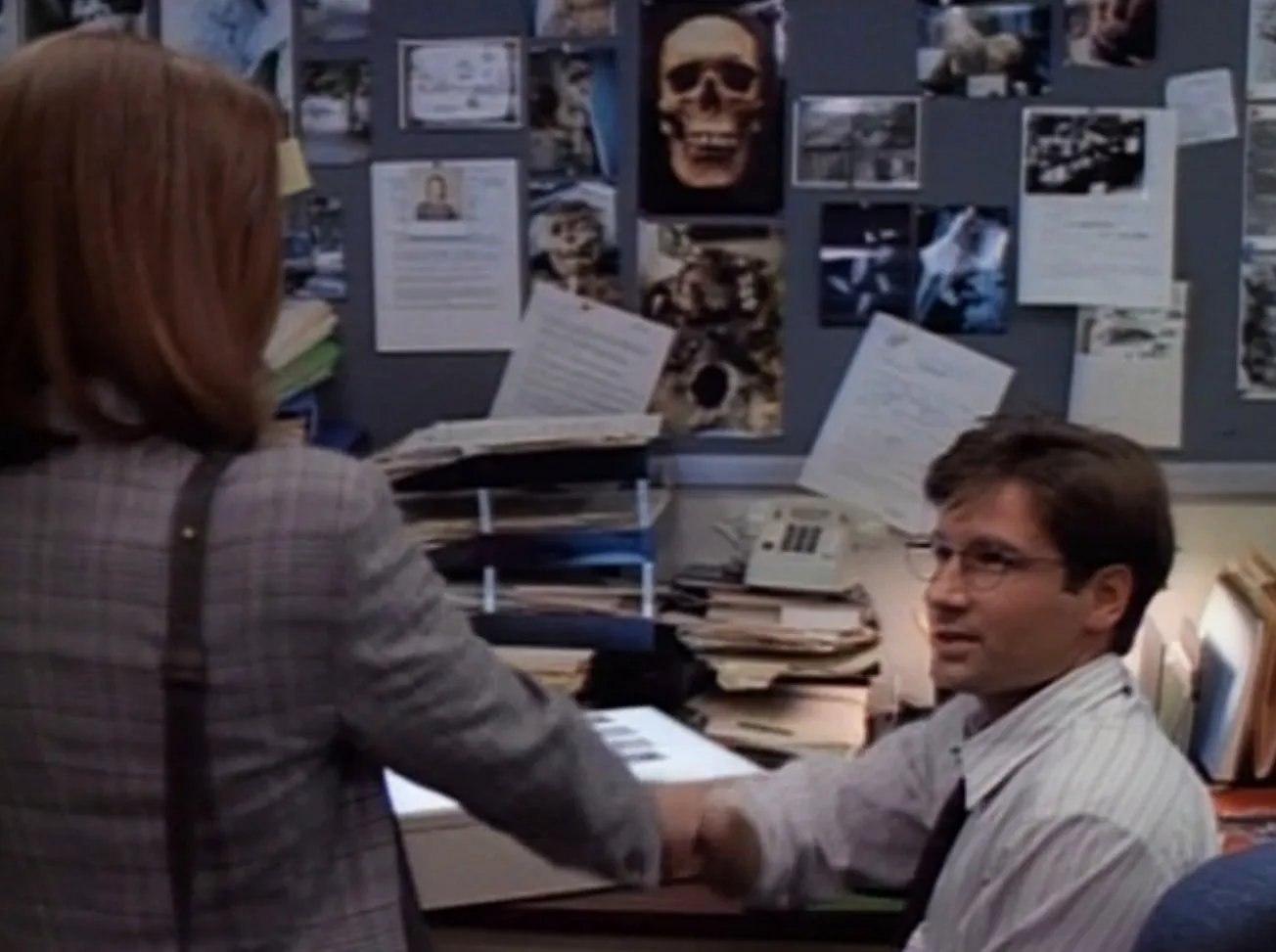 Dr. Scully (Gillian Anderson) trifft auf Agent Mulder (David Duchovny). &copy; FOX